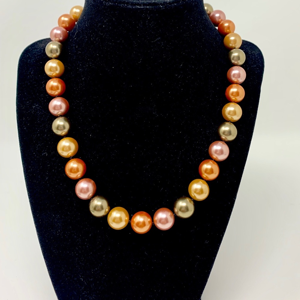 Beaded necklace with magnetic clasp